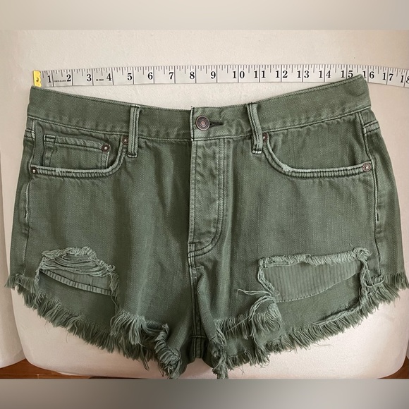 We The Free Sage Green Distressed Shorts Size 29 - Picture 11 of 12